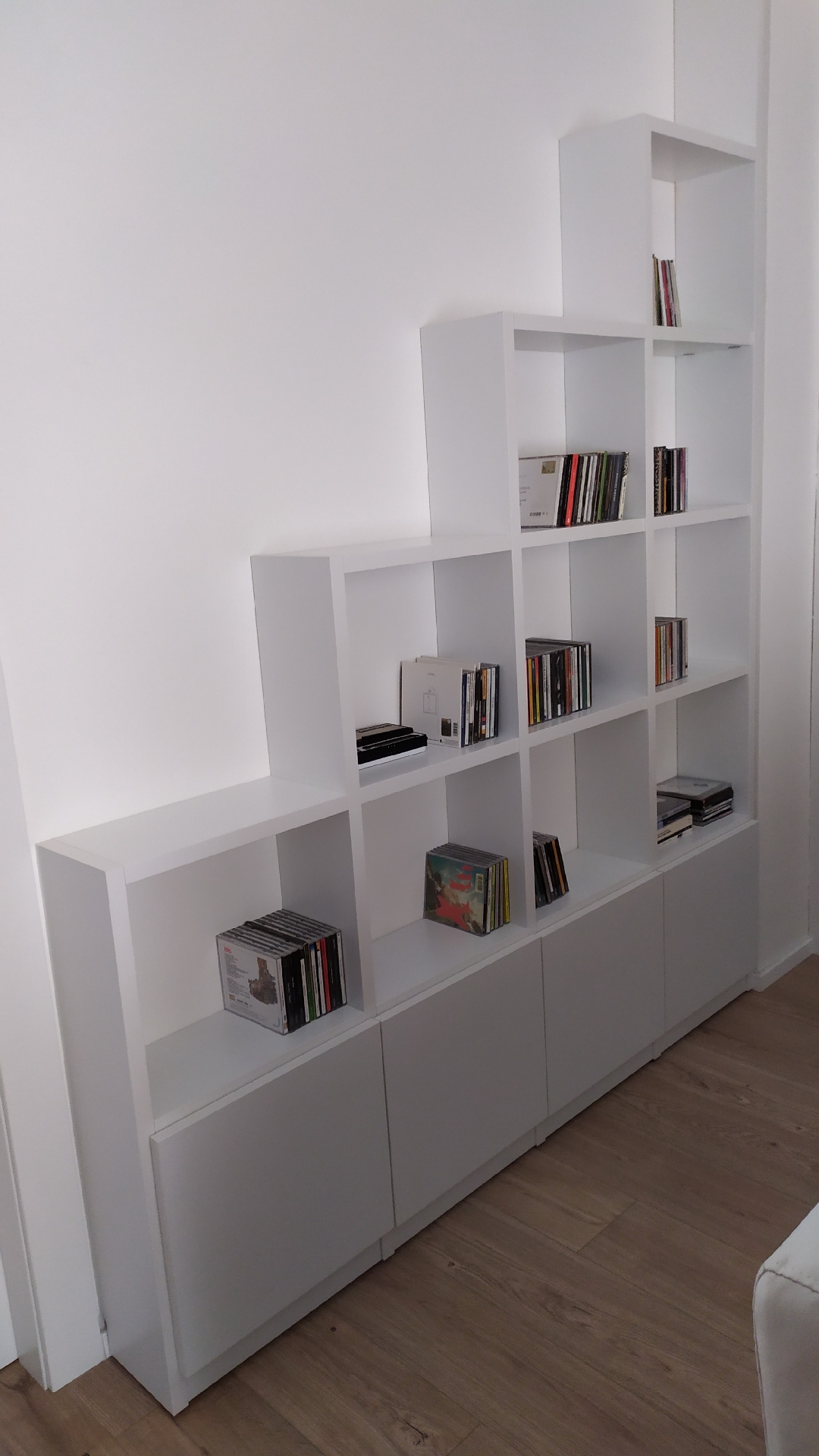 Libreria su misura a scaletta 4 vani modificata con anta